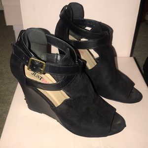 Black wedges